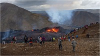 Telloni Roberto - People watch the eruption (2022)